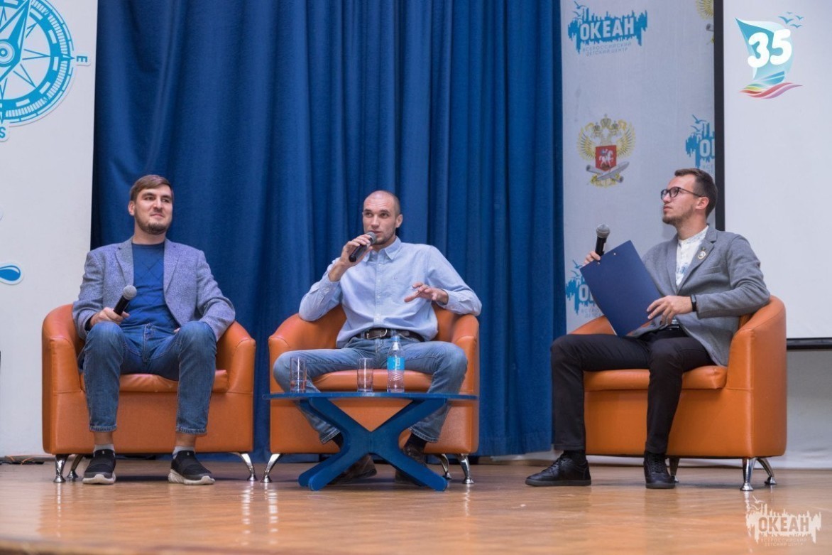 «Форум современного искусства»: творческая встреча организаторов мастерской «Квадролампа» с океанцами