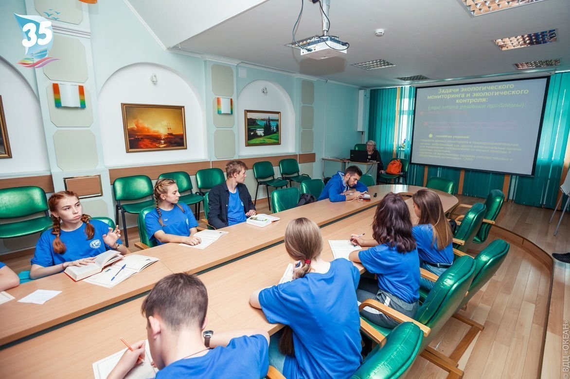 Природу нужно спасать: участники смены «Мир открытий» встретились с ведущим специалистом в области экологического мониторинга пресных вод