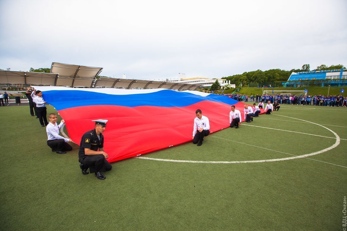 День Государственного флага Российской Федерации: океанцы отмечают день российского триколора
